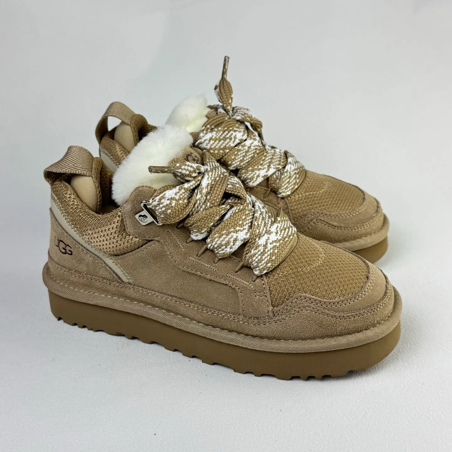 Local 💰600 OEM grade 4032 Mel series, top workmanship, super stable version ✔️ Good looks and texture, suede leather + low-key logo show retro, classic two-color shoelaces can be worn as two shoes ✔️ So comfortable that you want to weld your feet, ultra-light material + 5cm thick sole, increase height without tiring the feet, wool insoles are warm and breathable, no pressure for commuting and shopping all day long ✔️ I love the details: wide shoelaces for photos. Sizes 34-45 are suitable for various foot types. Slight stains can be wiped clean with a damp cloth. The loose feeling in early autumn is all due to it. Close your eyes and avoid stepping on thunder! 👟